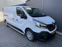 Renault Trafic 2.0 dCi 120 T29 L2H1 Airco - Cruise control - Parkeer sensoren achter - Navigatie - Radio - USB/AUX - DAB - Bluetooth - Trekhaak - Licht metalen velgen - Ramen electrisch voor - Voorstoelen verwarmbaar en verstelbaar - B-stoel IHV - 2 zitplaatsen voor - zijwand betimmering - laadvloer - zijschuifdeur rechts - tussenschot volledig