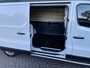 Renault Trafic 2.0 dCi 120 T29 L2H1 Airco - Cruise control - Parkeer sensoren achter - Navigatie - Radio - USB/AUX - DAB - Bluetooth - Trekhaak - Licht metalen velgen - Ramen electrisch voor - Voorstoelen verwarmbaar en verstelbaar - B-stoel IHV - 2 zitplaatsen voor - zijwand betimmering - laadvloer - zijschuifdeur rechts - tussenschot volledig