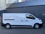 Renault Trafic 2.0 dCi 120 T29 L2H1 Airco - Cruise control - Parkeer sensoren achter - Navigatie - Radio - USB/AUX - DAB - Bluetooth - Trekhaak - Licht metalen velgen - Ramen electrisch voor - Voorstoelen verwarmbaar en verstelbaar - B-stoel IHV - 2 zitplaatsen voor - zijwand betimmering - laadvloer - zijschuifdeur rechts - tussenschot volledig