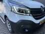 Renault Trafic 2.0 dCi 120 T29 L2H1 Airco - Cruise control - Parkeer sensoren achter - Navigatie - Radio - USB/AUX - DAB - Bluetooth - Trekhaak - Licht metalen velgen - Ramen electrisch voor - Voorstoelen verwarmbaar en verstelbaar - B-stoel IHV - 2 zitplaatsen voor - zijwand betimmering - laadvloer - zijschuifdeur rechts - tussenschot volledig