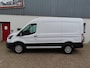 Ford Transit GB 350 L2H2 TDCi 105pk FWD Trend/ Trekhaak met 2500KG trekgewicht/ Parkeersensoren V+A/ DAB/ Cruise control/ 3 Zitplaatsen/ Airco/ Origineel NL/ NAP