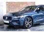 Volvo V60 B4 Automaat Plus Dark | Trekhaak semi Elektrisch | Stoel- en stuurverwarming | Elektrische achterklep | Parkeercamera | Verwarmde achterbank | Wegklapbare trekhaak | Google infotainment