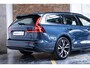 Volvo V60 B4 Automaat Plus Dark | Trekhaak semi Elektrisch | Stoel- en stuurverwarming | Elektrische achterklep | Parkeercamera | Verwarmde achterbank | Wegklapbare trekhaak | Google infotainment