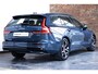 Volvo V60 B4 Automaat Plus Dark | Trekhaak semi Elektrisch | Stoel- en stuurverwarming | Elektrische achterklep | Parkeercamera | Verwarmde achterbank | Wegklapbare trekhaak | Google infotainment