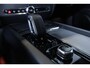 Volvo V60 B4 Automaat Plus Dark | Trekhaak semi Elektrisch | Stoel- en stuurverwarming | Elektrische achterklep | Parkeercamera | Verwarmde achterbank | Wegklapbare trekhaak | Google infotainment