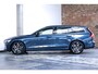 Volvo V60 B4 Automaat Plus Dark | Trekhaak semi Elektrisch | Stoel- en stuurverwarming | Elektrische achterklep | Parkeercamera | Verwarmde achterbank | Wegklapbare trekhaak | Google infotainment