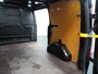 Ford Transit Custom 2.0TDCI 130PK 3-persoons Airco PDC Trekhaak Cruise-Controle Adaptieve bochtverlichting Voorruit Verwarmbaar Betonplex Schuifdeur-r Tussenwand Led 320 L1H1 Projector-koplamp mistlampen regen-/lichtsensor Zeer Compleet! EURO 6 385Nm 2.500kg Trekvermogen!