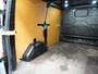 Ford Transit Custom 2.0TDCI 130PK 3-persoons Airco PDC Trekhaak Cruise-Controle Adaptieve bochtverlichting Voorruit Verwarmbaar Betonplex Schuifdeur-r Tussenwand Led 320 L1H1 Projector-koplamp mistlampen regen-/lichtsensor Zeer Compleet! EURO 6 385Nm 2.500kg Trekvermogen!