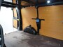 Ford Transit Custom 2.0TDCI 130PK 3-persoons Airco PDC Trekhaak Cruise-Controle Adaptieve bochtverlichting Voorruit Verwarmbaar Betonplex Schuifdeur-r Tussenwand Led 320 L1H1 Projector-koplamp mistlampen regen-/lichtsensor Zeer Compleet! EURO 6 385Nm 2.500kg Trekvermogen!