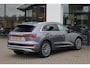 Audi E-tron e-tron 50 quattro Launch edition plus 71 kWh 313PK / 230kW, Panoramadak, 20" LMV, trekhaak, zwart lederen bekleding, luchtvering, elektrische stoelverstelling met geheugen, elektrische achterklep, NL auto dealeronderhouden, privacy glas, LED verlichting, adaptieve cruise control (acc), stoelverwarming, digitaal dashboard, parkeersensoren voor en achter (pdc)