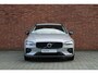 Volvo V60 B4 Automaat Plus Dark | Trekhaak Semi Elektrisch | Adaptieve Cruise Control met stuurhulp | 360 Graden Camera | Google Services | Verwarmbare voor- en achterstoelen | Stuurwielverwarming | 18" lichtmetalen velgen | Draadloze Telefoonlader | Electronic Climate Control | Dodehoekdetectie Met Correctie | Parkeersensoren