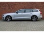 Volvo V60 B4 Automaat Plus Dark | Trekhaak Semi Elektrisch | Adaptieve Cruise Control met stuurhulp | 360 Graden Camera | Google Services | Verwarmbare voor- en achterstoelen | Stuurwielverwarming | 18" lichtmetalen velgen | Draadloze Telefoonlader | Electronic Climate Control | Dodehoekdetectie Met Correctie | Parkeersensoren