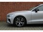 Volvo V60 B4 Automaat Plus Dark | Trekhaak Semi Elektrisch | Adaptieve Cruise Control met stuurhulp | 360 Graden Camera | Google Services | Verwarmbare voor- en achterstoelen | Stuurwielverwarming | 18" lichtmetalen velgen | Draadloze Telefoonlader | Electronic Climate Control | Dodehoekdetectie Met Correctie | Parkeersensoren
