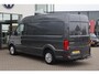 Volkswagen Crafter 35 2.0 TDI L3H3 Highline 140PK / 103kW DSG, NL auto, nieuw door ons geleverd en onderhouden, trekhaak (vaste kogel), LED koplampen, 17" LMV, achteruitrijcamera (Rear View), verwarmbare voorruit, 3 zitplaatsen, parkeersensoren voor en achter (PDC), multifunctioneel stuurwiel, navigatie, DAB+, Apple Carplay & Android Auto, elektrisch verstel-, verwarm- en inklapbare buitenspiegels, ErgoActive bestuurdersstoel met massagefunctie etc.