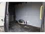 Volkswagen Crafter 35 2.0 TDI L3H3 Highline 140PK / 103kW DSG, NL auto, nieuw door ons geleverd en onderhouden, trekhaak (vaste kogel), LED koplampen, 17" LMV, achteruitrijcamera (Rear View), verwarmbare voorruit, 3 zitplaatsen, parkeersensoren voor en achter (PDC), multifunctioneel stuurwiel, navigatie, DAB+, Apple Carplay & Android Auto, elektrisch verstel-, verwarm- en inklapbare buitenspiegels, ErgoActive bestuurdersstoel met massagefunctie etc.