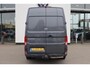 Volkswagen Crafter 35 2.0 TDI L3H3 Highline 140PK / 103kW DSG, NL auto, nieuw door ons geleverd en onderhouden, trekhaak (vaste kogel), LED koplampen, 17" LMV, achteruitrijcamera (Rear View), verwarmbare voorruit, 3 zitplaatsen, parkeersensoren voor en achter (PDC), multifunctioneel stuurwiel, navigatie, DAB+, Apple Carplay & Android Auto, elektrisch verstel-, verwarm- en inklapbare buitenspiegels, ErgoActive bestuurdersstoel met massagefunctie etc.