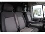 Volkswagen Crafter 35 2.0 TDI L3H3 Highline 140PK / 103kW DSG, NL auto, nieuw door ons geleverd en onderhouden, trekhaak (vaste kogel), LED koplampen, 17" LMV, achteruitrijcamera (Rear View), verwarmbare voorruit, 3 zitplaatsen, parkeersensoren voor en achter (PDC), multifunctioneel stuurwiel, navigatie, DAB+, Apple Carplay & Android Auto, elektrisch verstel-, verwarm- en inklapbare buitenspiegels, ErgoActive bestuurdersstoel met massagefunctie etc.