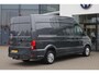 Volkswagen Crafter 35 2.0 TDI L3H3 Highline 140PK / 103kW DSG, NL auto, nieuw door ons geleverd en onderhouden, trekhaak (vaste kogel), LED koplampen, 17" LMV, achteruitrijcamera (Rear View), verwarmbare voorruit, 3 zitplaatsen, parkeersensoren voor en achter (PDC), multifunctioneel stuurwiel, navigatie, DAB+, Apple Carplay & Android Auto, elektrisch verstel-, verwarm- en inklapbare buitenspiegels, ErgoActive bestuurdersstoel met massagefunctie etc.