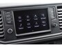 Volkswagen Crafter 35 2.0 TDI L3H3 Highline 140PK / 103kW DSG, NL auto, nieuw door ons geleverd en onderhouden, trekhaak (vaste kogel), LED koplampen, 17" LMV, achteruitrijcamera (Rear View), verwarmbare voorruit, 3 zitplaatsen, parkeersensoren voor en achter (PDC), multifunctioneel stuurwiel, navigatie, DAB+, Apple Carplay & Android Auto, elektrisch verstel-, verwarm- en inklapbare buitenspiegels, ErgoActive bestuurdersstoel met massagefunctie etc.