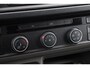 Volkswagen Crafter 35 2.0 TDI L3H3 Highline 140PK / 103kW DSG, NL auto, nieuw door ons geleverd en onderhouden, trekhaak (vaste kogel), LED koplampen, 17" LMV, achteruitrijcamera (Rear View), verwarmbare voorruit, 3 zitplaatsen, parkeersensoren voor en achter (PDC), multifunctioneel stuurwiel, navigatie, DAB+, Apple Carplay & Android Auto, elektrisch verstel-, verwarm- en inklapbare buitenspiegels, ErgoActive bestuurdersstoel met massagefunctie etc.