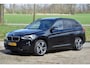 BMW X1 18d sDrive High Executive / head-up display / panoramadak / camera achter / zwart leer