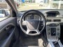 Volvo V70 1.6 T4 Nordic+ / NL-Auto / 180 PK / Dealer-Onderhouden / Trekhaak / Vol-Leder / Stoelverwarming / Standkachel / Cruise-Control / Xenon-Verlichting / Elektr. Kofferklep / Radio-Bluetooth / Navigatie / 16'' LMV / All-Season / ENZ.