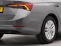 Skoda Octavia Combi 1.0 TSI Business Edition | Navigatie by App | Parkeersensoren voor en achter | Airco | Dakrails |