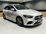 Mercedes-Benz B-klasse 180 AMG // Trekhaak // Camera // Elek. Achterklep // Carplay // LED Koplampen // Navigatie