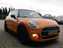 MINI One Mini 1.2 Business betreft een van binnen en buiten mooie en technisch goede Mini rondom 17"lm velgen met nieuwe banden.