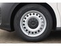 Volkswagen ID. Buzz Cargo Economy Business 79 kWh PREMIE € 9.000,- ex. BTW 268PK / 210kW, Achteruitrijcamera (rear view), Apple Carplay & Android Auto, parkeersensoren voor en achter (pdc), achterdeuren, bijrijdersbank, LED koplampen, adaptive cruise control (acc), climatronic airconditioning, regensensor, zijschuifdeur rechts, 18” SV, elektrisch verstel- en verwarmbare buitenspiegels