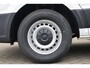 Volkswagen Crafter 30 2.0 TDI L3H3 Trendline 140PK / 103kW, BPM vrij, achteruitrijcamera, navigatie- en multimediapakket, achterdeuren met vergrote openingshoek, cruise control, LED-laadruimteverlichting, middelhoog dak (h3), stoelbekleding stof robuust "marathon", parkeersensoren voor en achter (pdc), trekhaak met vaste kogel (inclusief aanhangwagenstabilisator), volwaardig reservewiel (inclusief boordgereedschap en krik), DAB+ ontvanger, Apple Carplay / Android Auto, climatic airconditioning etc.
