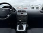 Ford Mondeo 1.8-16V Futura, climatronic, cruisecontrol, navigatie, trekhaak, nieuwe APK, nette auto met rondom nieuwe remmen.