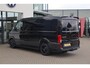Volkswagen Crafter 35 2.0 TDI L3H2 Exclusive 177PK / 130kW DSG, Hero pakket (spoiler, zonwering, sidebars etc.), achteruitrijcamera (rear view), Apple Carplay & Android Auto, adaptieve cruise control (acc) met Stop & Go, verwarmbare voorruit, alarmsysteem, LED koplampen, bijrijdersbank met opbergvak, parkeersensoren voor + achter, versterkte vering en demping, trekhaak, 17'' LMV hoogglans zwart, BPMvrij