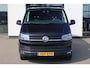 Volkswagen Transporter 2.0 TDI L2H1 Highline 102PK / 75kW, Highline, achterdeuren met ruit en wisser, navigatie, multifunctioneel lederen stuurwiel, parkeersensoren voor en achter (pdc), trekhaak, voorruit verwarming, cruise control, licht en regensensor, airco