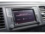 Volkswagen Transporter 2.0 TDI L2H1 Highline 102PK / 75kW, Highline, achterdeuren met ruit en wisser, navigatie, multifunctioneel lederen stuurwiel, parkeersensoren voor en achter (pdc), trekhaak, voorruit verwarming, cruise control, licht en regensensor, airco
