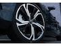 Volvo V60 T6 AWD 350 pk Plug-in hybrid Ultra Bright | Longe Range | Google | Massage | 360 Camera | Alarm | Schuif-/Kanteldak | Adaptieve Cruise | Pilot Assist | Head-Up Display | Keyless | 19" LM