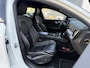Volvo V60 2.0 T6 Recharge AWD R-Design | Trekhaak | Adaptieve Cruise Control | Donker getint glas achter | Parkeercamera | 19" LM velgen | Navigatie | Keyless | Dode hoek detectie BLIS | Apple Carplay / Android Auto | DAB+ radio |