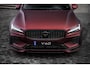 Volvo V60 2.0 T8 Plug-in hybrid AWD Ultra Dark | Bowers & Wilkins Audio | Stoel + stuurverwarming | Schuif-/-kanteldak | elektr. stoelen incl. memory | 21" Everlast velgen| Heico verlagingsset | Heico sportuitlaat | Heico Bodypakket | Absolute Matt Mythos Red |