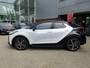 Toyota C-HR 2.0 Plug-in Hybrid 220 Première Edition PANODAK HEAD-UP EL-ACHTERKLEP JBL-AUDIO 19'' LM-VELGEN TREEPLANKEN 360° CAMERA BLIND SPOT NAVI APPLE/ANDROID CLIMA STOEL/STUURVERW