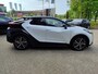 Toyota C-HR 2.0 Plug-in Hybrid 220 Première Edition PANODAK HEAD-UP EL-ACHTERKLEP JBL-AUDIO 19'' LM-VELGEN TREEPLANKEN 360° CAMERA BLIND SPOT NAVI APPLE/ANDROID CLIMA STOEL/STUURVERW