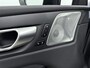 Volvo XC60 Recharge T8 Ultimate Dark | Bowers & Wilkins Audio | Luchtvering | Panoramadak | HUD | PDC + 360 camera | Trekhaak | Stoel + Stuur verw. |
