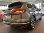 Volkswagen Touareg 3.0 TSi eHybrid 4MOTION | Panoramadak | Elek. inklapbare trekhaak | BTW AUTO | Adaptieve cruise control | Keyless | Lederen bekleding | Elek. verstelbare stoelen | Lane assist | Climate control | Apple carplay | Navigatie | Sfeerverlichting