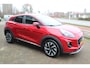 Ford Puma 1.0-125pk EcoBoost Mild-Hybrid Titanium. Fabrieksgarantie t/m 09-05-2027 ! Volautm. airco, stoel-, stuur- en voorraamverwarming, trekhaak, privacy glass, adaptive cruise cntrl, dodehoek assistent, camera, pdc v+a, rij-assistent pakket, winterpakket, metallic lak etc