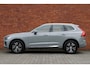 Volvo XC60 T6 Automaat AWD Core Bright | Adaptieve Cruise Control | Pilot Assist | Panoramisch schuif-/kanteldak | Elektrisch bedienbare voorstoelen | Geheugenfunctie voorstoelen | Stoelverwarming | Stuurwielverwarming | Pre-Conditionering