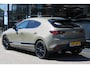 Mazda 3 HB 2.0 e-SkyActiv-G 150 M Hybrid Nagisa , Demovoordeel € 5.090,-, Bruin Leder, Bose, Navi, Adap.Cruise, Clima, Apple Carplay, Camera, PDC, HUD, Stoelverwarming, 18" LMV