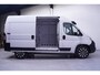Opel Movano 2.2D 140 pk L2H2 Black&White Edition Navi Camera, 18" LMV, Treeplanken, Airco ECC, Nieuw, 3-Zits
