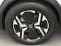 Peugeot 2008 SUV Allure Hybrid 136pk Automaat | Navigatie via Apple Carplay / Android Auto | Achteruitrijcamera | Stoelverwarming | Climate Control | Cruise Control | Parkeersensoren v+a | Armsteun | Digitaal instrumentenpaneel | DAB+ radio | Led koplampen | Donker getint glas | 17" lichtmetalen velgen |