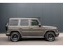 Mercedes-Benz G-klasse - G63 AMG 585PK | Burmester 3D | Massage + Ventilatie | Akrapovic | 360 Camera | Carbon | IWC | Lane & Side Assist | MBUX | Monoblock 22" | Monza Grijs Magno | TH 3500kg | Manufaktur | Ambiance | Garagedeur opener | N.P €275.681,-