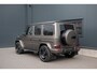 Mercedes-Benz G-klasse - G63 AMG 585PK | Burmester 3D | Massage + Ventilatie | Akrapovic | 360 Camera | Carbon | IWC | Lane & Side Assist | MBUX | Monoblock 22" | Monza Grijs Magno | TH 3500kg | Manufaktur | Ambiance | Garagedeur opener | N.P €275.681,-