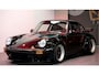 Porsche 911 930 3.5 Twin Turbo Coupé "Outlaw!" Volledig gerestaureerd en gereviseerd, MARTINI Racing livery, volledig xPell, UNIEK!!